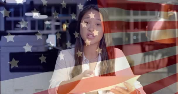 Анимация Флага Сша Над Счастливой Двуличной Деловой Женщиной Разговаривает Американская — стоковое видео