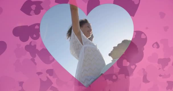 Анимация Сердец Движущихся Над Бирасовым Мужчиной Несущим Женщину Пляж Летом Стоковое Видео