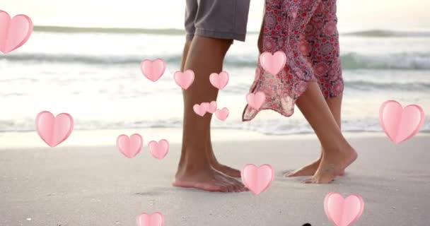 Animacja Serc Poruszających Się Nogach Różnorodnej Pary Zakochanej Latem Plaży — Wideo stockowe