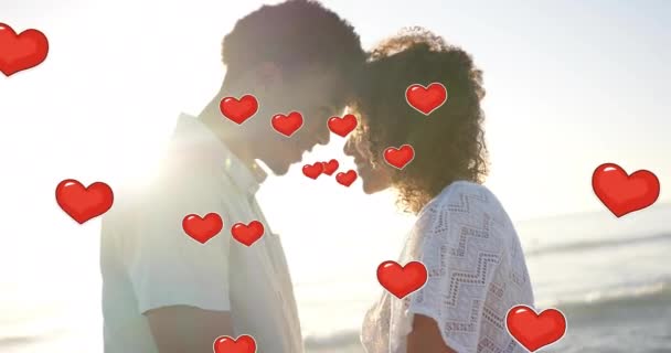 夏のビーチで頭に触れる愛のカップルの上に移動する心のアニメーション ロマンス バレンタインの日と休暇の概念 デジタル生成されたビデオ — ストック動画