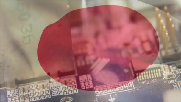 日本の旗のアニメーション コンピュータ回路基板上のデジタルデータ処理 グローバルな接続 コンピューティング データ処理のコンセプト デジタル生成されたビデオ — ストック動画
