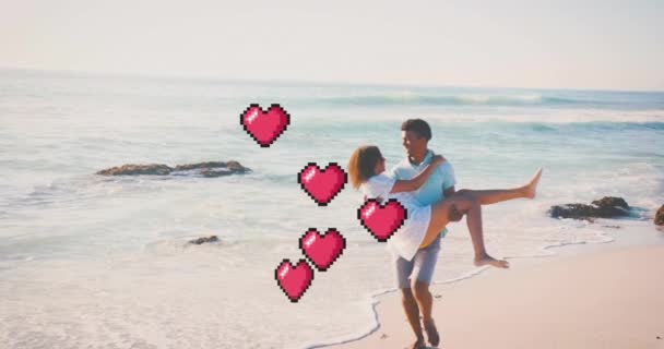 在沙滩上抱着女人的男人身上 心动的动画 情人节和假期的概念 数码视频 — 图库视频影像
