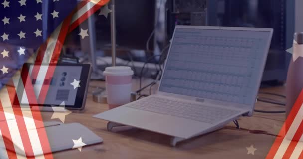 办公室桌上的笔记本电脑上挂着美国国旗的动画 美国金融 连接和多样性概念 数码视频 — 图库视频影像