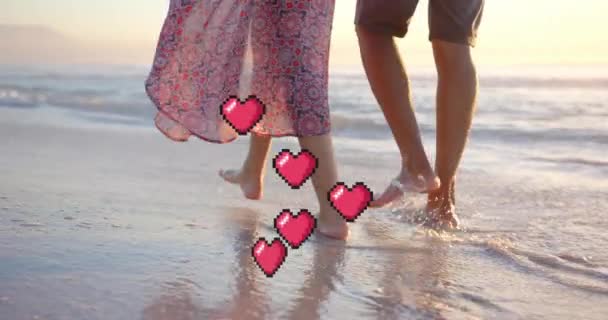 Animación Corazones Moviéndose Sobre Piernas Pareja Diversa Enamorada Playa Verano — Vídeos de Stock