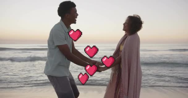 夏にビーチで手を握る愛のカップルの上に移動する心のアニメーション ロマンス バレンタインの日と休暇の概念 デジタル生成されたビデオ — ストック動画