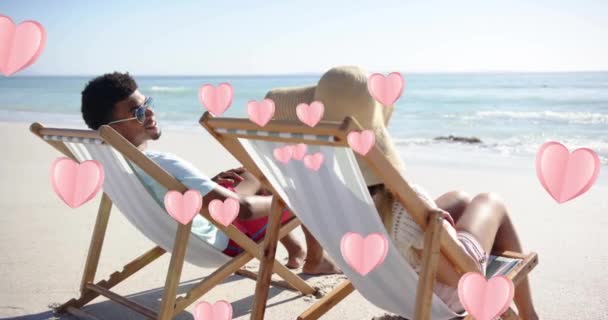 여름에 해변에서 의자에 사랑에 커플을 마음의 애니메이션 로맨스 발렌타인 디지털 — 비디오