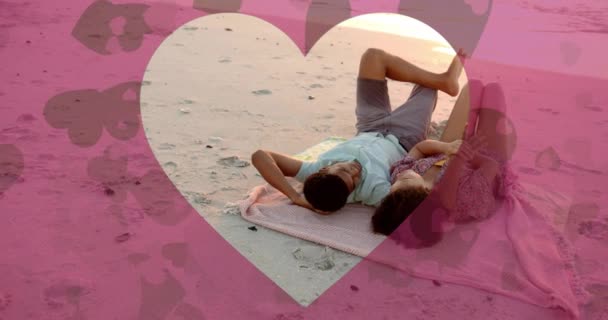 Animazione Cuori Che Muovono Diverse Coppie Innamorate Sdraiate Sulla Spiaggia — Video Stock