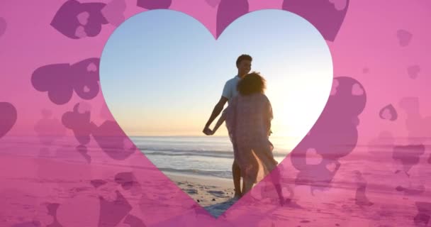 夏にビーチで踊る愛のカップルの上に移動するハートのアニメーション ロマンス バレンタインの日と休暇の概念 デジタル生成されたビデオ — ストック動画