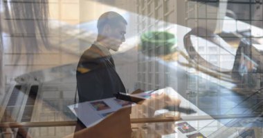 Kadınları yürüyen iş adamlarına tercih etme görüntüsü. küresel iş, başarı, bağlantılar ve veri işleme konsepti, dijital olarak oluşturulmuş görüntü.