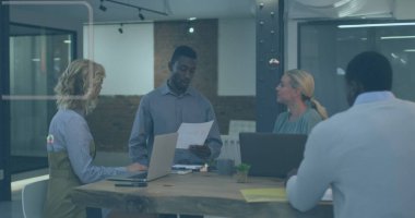 Muhtelif iş arkadaşlarının ofislerindeki raporları analiz edip tartışırken birden fazla simgenin görüntüsü. Dijital bileşik, çoklu pozlama, iş, planlama, takım çalışması ve teknoloji kavramı.