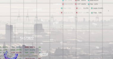 Şehir manzarası üzerinde finansal veri işleme resmi. Küresel finans, iş dünyası, bağlantılar, hesaplama ve veri işleme kavramı, dijital olarak oluşturulmuş resim.