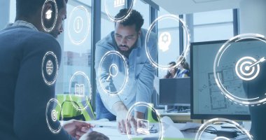 Değişik mimarlar üzerinde daireler çizen bir ikon tasarımı. Planın kat planı hakkında tartışıyorlar. Dijital bileşik, çoklu pozlama, rapor, iş, küreselleşme, planlama ve takım çalışması kavramı.