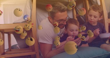 Kafkas ailesinin birlikte vakit geçirmesi üzerine düşen emoji görüntüsü. Çocuk günü konsepti, dijital olarak oluşturulmuş görüntü.