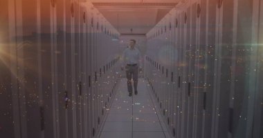 Gece şehir trafiğine karşı sunucu odasında yürüyen beyaz erkek mühendisin birleşik görüntüsü. Küresel ağ ve iş depolama teknolojisi kavramı,