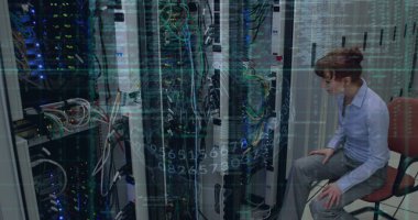 Ofisteki çeşitli iş adamlarıyla ilgili finansal veri işleme resmi. Çevrimiçi güvenlik siber suç ve veri işleme kavramı, dijital olarak oluşturulmuş görüntü.