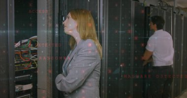 Sunucu odasındaki çeşitli çalışanların veri işleme görüntüsü. Küresel teknoloji ve dijital arayüz kavramı, dijital olarak oluşturulmuş görüntü.