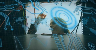 Kapsam taraması ve beyin üzerindeki beyin görüntüsü. Siyah zemin üzerinde çeşitli veriler dönüyor. Küresel dijital arayüz teknolojisi ve ağ oluşturma konsepti, dijital olarak oluşturulmuş görüntü.