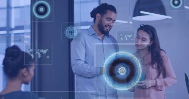 Farklı erkek ve kadın iş arkadaşlarının ofiste konuştuğu ekranlardaki görüntüler. küresel iş, dijital arayüz ve teknoloji konsepti, dijital olarak oluşturulmuş görüntü.