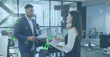 Muhtelif iş arkadaşlarının ofislerinde ayakta durup raporları tartışırken birden fazla simgenin görüntüsü. Dijital bileşik, çoklu pozlama, iş, tehlikeli, kirlilik, takım çalışması ve teknoloji konsepti.