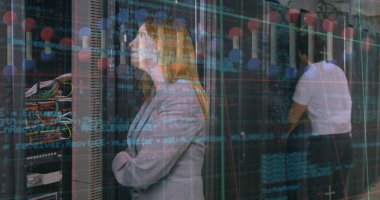 Sunucu odasında çalışan beyaz kadın mühendis için DNA yapılandırması ve veri işleme. Tıbbi araştırma ve iş veri depolama teknolojisi kavramı,