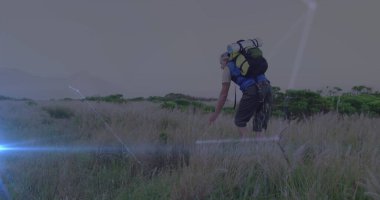 Beyaz, sırt çantalı, kırsal kesimde yürüyüş yapan yaşlı bir adam. aktif açık hava yaşam tarzı, sağlıklı emeklilik ve küresel iletişim konsepti, dijital olarak oluşturulmuş görüntü.