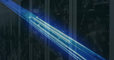Parlak mavi ışık yolları ve bilgisayar sunucu odasındaki bağlantı ağının görüntüsü. Küresel ağ ve iş depolama teknolojisi kavramı,