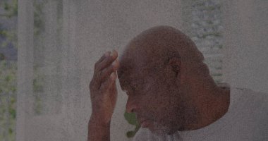 Afrika kökenli Amerikalı bir adamın alnına dokunuşunun görüntüsü. zihinsel sağlık farkındalığı haftası ve kutlama konsepti, dijital olarak oluşturulmuş görüntü.