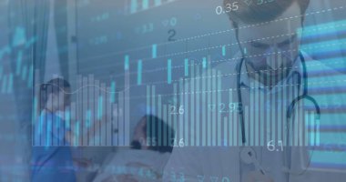 Kafkas erkek doktor ve hasta üzerindeki veri işleme görüntüsü. Küresel tıp, sağlık hizmetleri, bağlantılar, bilgisayar ve veri işleme kavramı, dijital olarak oluşturulmuş görüntü.