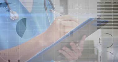 Dosyası olan beyaz erkek doktorun veri işleme görüntüsü. Küresel tıp, sağlık hizmetleri, bağlantılar, bilgisayar ve veri işleme kavramı, dijital olarak oluşturulmuş görüntü.