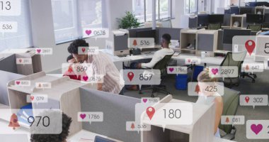 Muhtelif iş arkadaşlarının ofis masasında tartıştıkları birden fazla uyarı çubuğunun resmi. Dijital bileşik, çoklu pozlama, sosyal medya anımsatıcı, planlama, takım çalışması ve teknoloji kavramı.