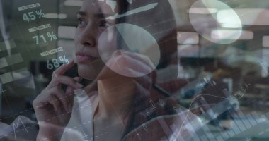 Ofisteki düşünceli melez kadın hakkında istatistiksel veri işleme. İş verileri ve analitik teknoloji kavramı,