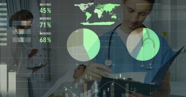 Dosyası olan beyaz erkek doktorun veri işleme görüntüsü. Küresel tıp, sağlık hizmetleri, bağlantılar, bilgisayar ve veri işleme kavramı, dijital olarak oluşturulmuş görüntü.