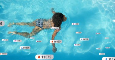 Güneşli havuzda yüzen melez bir kadının sosyal medya bildirimleri. Rahatlama, tatiller, sosyal ağ, dijital arayüz, internet ve iletişim, dijital olarak oluşturulmuş görüntü.