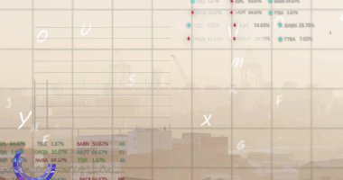 Şehir manzarası üzerinde finansal veri işleme resmi. Küresel finans, iş dünyası, bağlantılar, hesaplama ve veri işleme kavramı, dijital olarak oluşturulmuş resim.