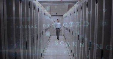 Beyaz erkek çalışanın sunucu odasında veri işleme görüntüsü. Küresel teknoloji ve dijital arayüz kavramı, dijital olarak oluşturulmuş görüntü.