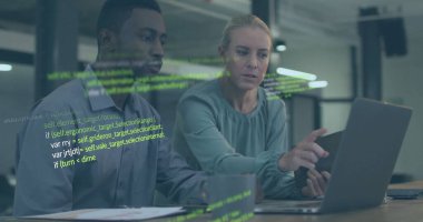 Ofisteki bilgisayar ve tablet kullanılarak çeşitli meslektaşların veri işleme görüntüsü. İş, iletişim, teknoloji, bilgisayar ve dijital arayüz kavramı, dijital olarak oluşturulmuş görüntü.