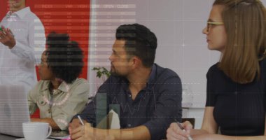 Beyaz adamın ofisinde sunum yapması üzerine istatistiksel veri işleme resmi. İş verileri ve analitik teknoloji kavramı,