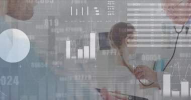 Kafkas erkek doktor ve hasta üzerindeki veri işleme görüntüsü. Küresel tıp, sağlık hizmetleri, bağlantılar, bilgisayar ve veri işleme kavramı, dijital olarak oluşturulmuş görüntü.