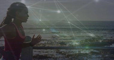 Afrikalı Amerikalı kadınların koştuğu yerdeki ışık noktalarıyla olan bağlantıların görüntüsü. Küresel spor, bağlantılar ve dijital arayüz kavramı, dijital olarak oluşturulmuş görüntü.