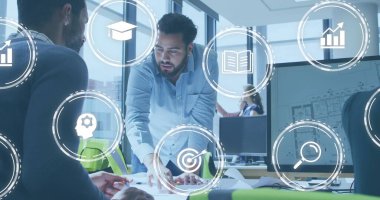 Değişik mimarlar üzerinde daireler çizen bir ikon tasarımı. Planın kat planı hakkında tartışıyorlar. Dijital bileşik, çoklu pozlama, rapor, iş, küreselleşme, planlama ve takım çalışması kavramı.