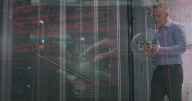 Sunucu odasındaki çalışanın veri işleme görüntüsü. Küresel bağlantılar, veri işleme ve dijital arayüz kavramı, dijital olarak oluşturulmuş resim.