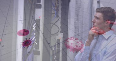 Beyaz erkek çalışanın sunucu odasında veri işleme görüntüsü. Küresel teknoloji ve dijital arayüz kavramı, dijital olarak oluşturulmuş görüntü.