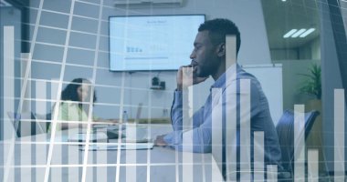 Ofiste çalışan Afro-Amerikan bir adamın mali verileri ve grafikleri. İş, finans, ekonomi ve teknoloji kavramı, dijital olarak üretilen imaj.