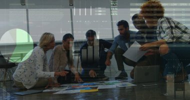 İş görüşmesindeki istatistik ve veri işleme görüntüsü. Küresel spor uygunluğu ve veri işleme konsepti, dijital olarak oluşturulmuş görüntü.