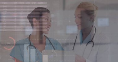 Dosyası olan beyaz kadın doktorların veri işleme görüntüsü. Küresel tıp, sağlık hizmetleri, bağlantılar, bilgisayar ve veri işleme kavramı, dijital olarak oluşturulmuş görüntü.