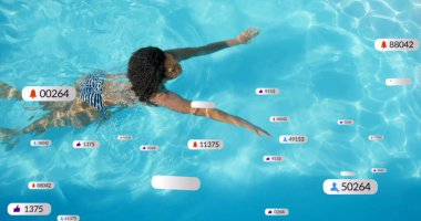 Güneşli havuzda yüzen melez bir kadının sosyal medya bildirimleri. Rahatlama, tatiller, sosyal ağ, dijital arayüz, internet ve iletişim, dijital olarak oluşturulmuş görüntü.