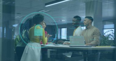 Ofisteki çeşitli iş adamları üzerinde asma kilit ve veri işleme görüntüsü. Küresel siber güvenlik, iş dünyası, bağlantılar, hesaplama ve veri işleme kavramı, dijital olarak oluşturulmuş görüntü.