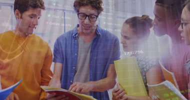 İstatistiksel veri işleme görüntüsü. Muhtelif meslekdaşların ofiste dokümanlar üzerinde tartışmaları üzerine. İş verileri ve analitik teknoloji kavramı,