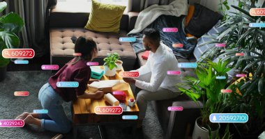 Çeşitli çiftlerin hediye paketleriyle ilgili sosyal medya bildirimleri. Kutlama, ev hayatı, sosyal ağ, dijital arayüz, internet ve iletişim, dijital olarak oluşturulmuş görüntü.