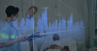 Hastalarla birlikte çeşitli doktorların veri işleme görüntüsü. Küresel tıp, sağlık hizmetleri, bağlantılar, bilgisayar ve veri işleme kavramı, dijital olarak oluşturulmuş görüntü.